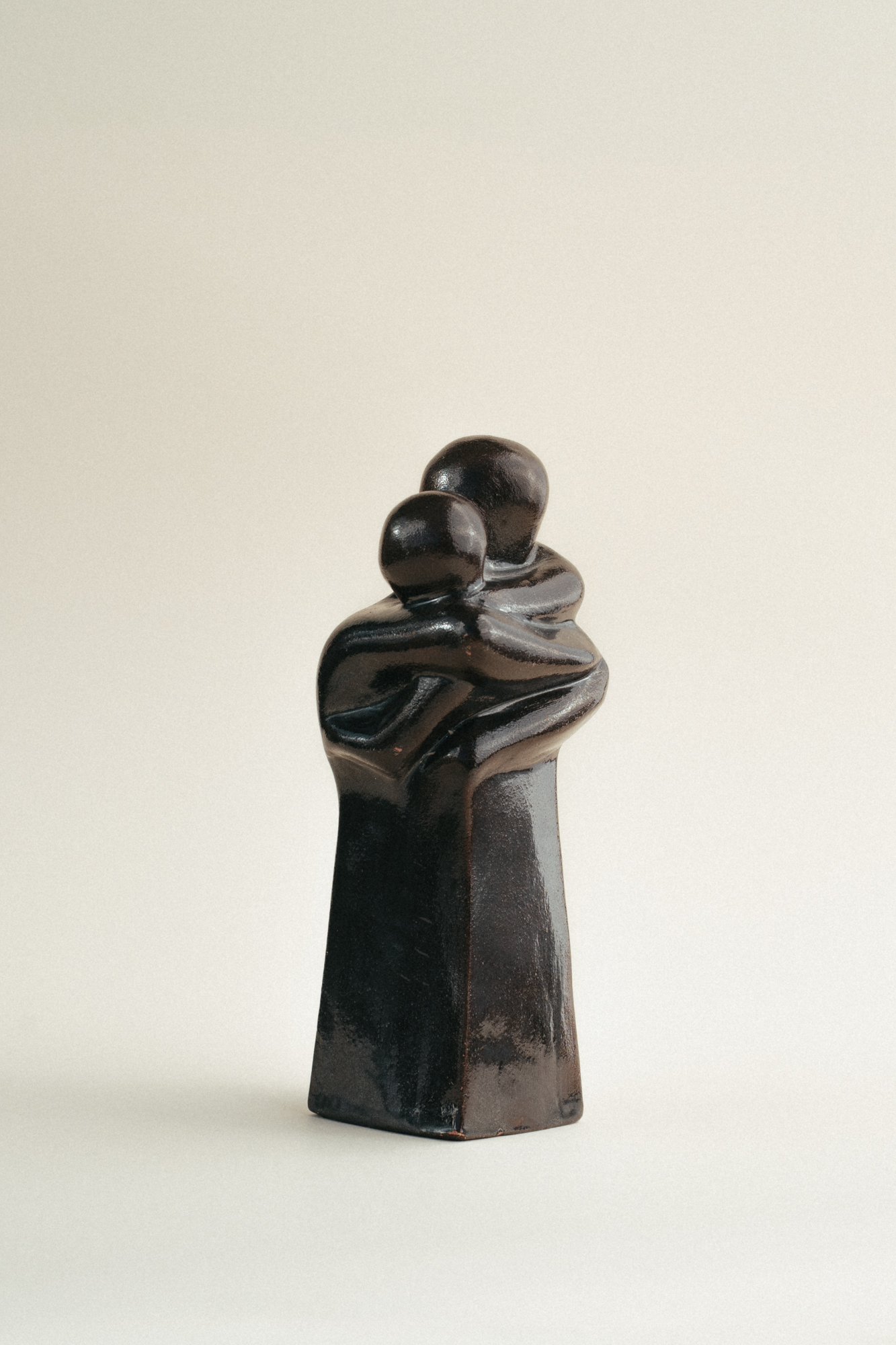 Escultura de abrazo con acabado negro profundo que aporta elegancia y misterio. Las siluetas se distinguen por su contraste y dramatismo visual.