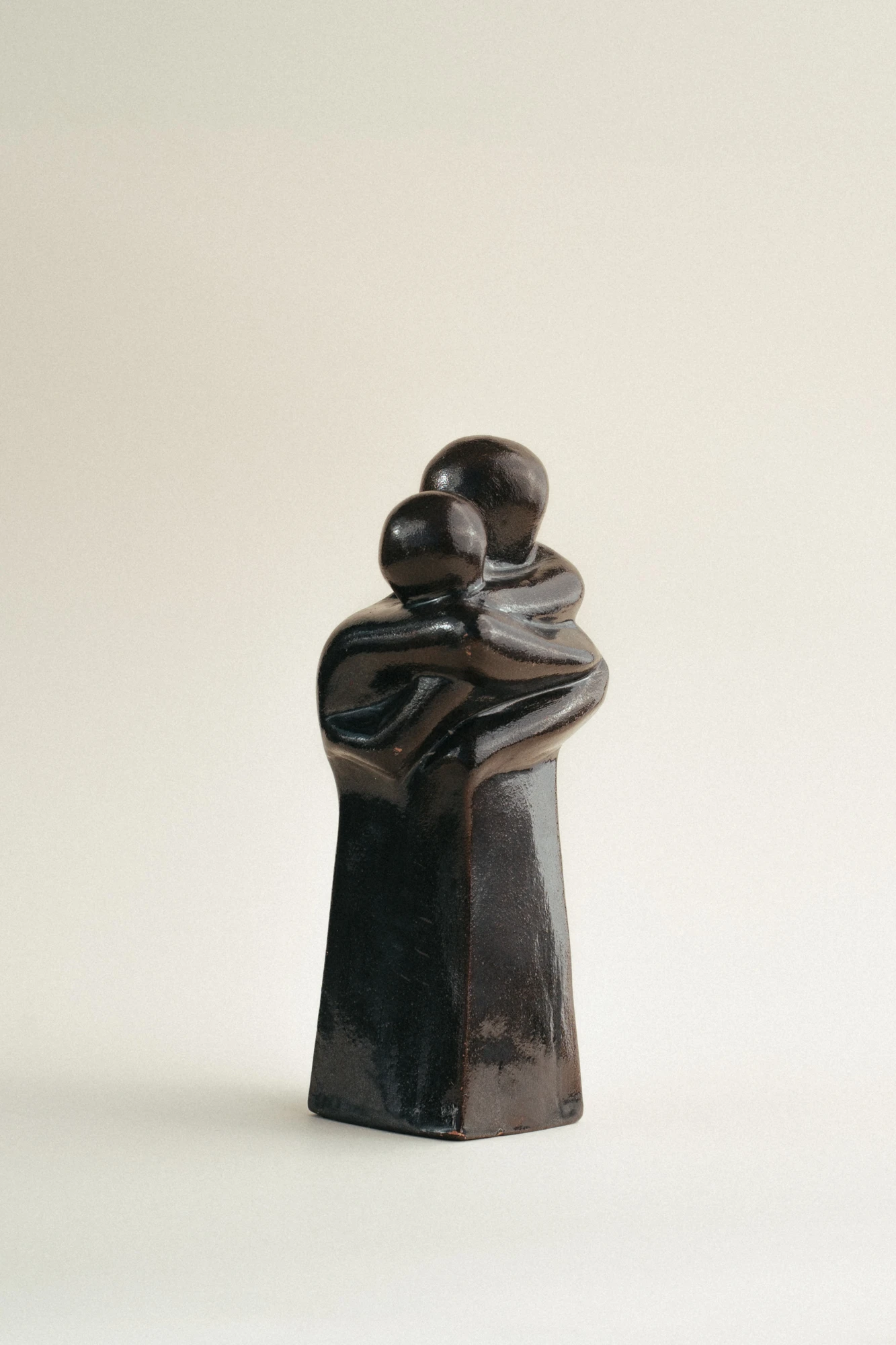 Escultura de abrazo con acabado negro profundo que aporta elegancia y misterio. Las siluetas se distinguen por su contraste y dramatismo visual.