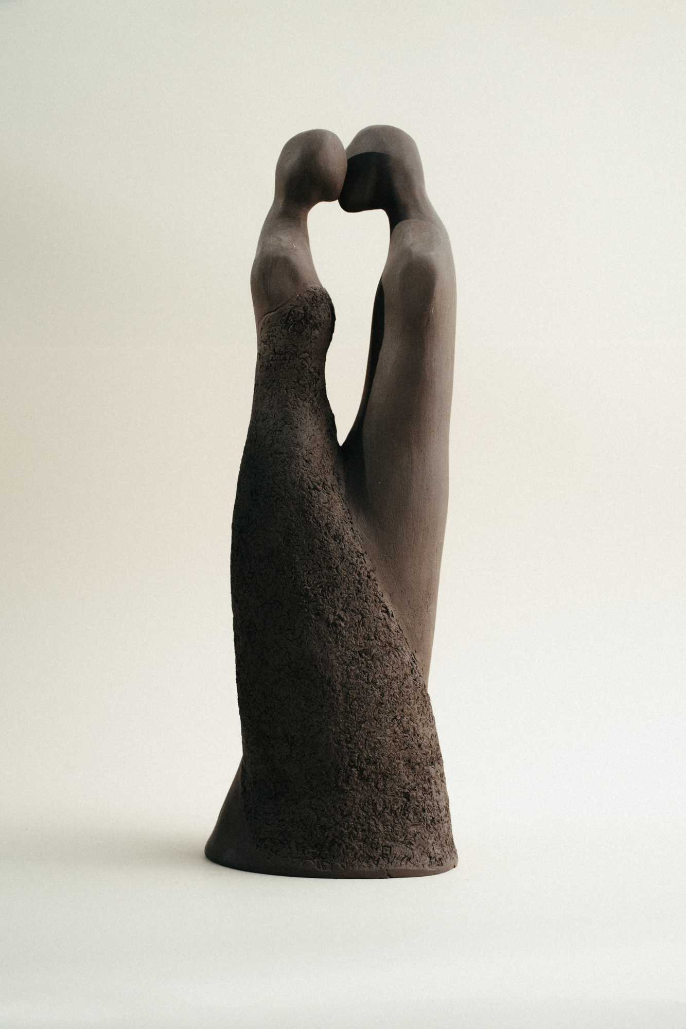 Momento íntimo capturado en arcilla donde dos figuras se encuentran en un beso. La pieza transmite pasión, conexión y la belleza del amor compartido.