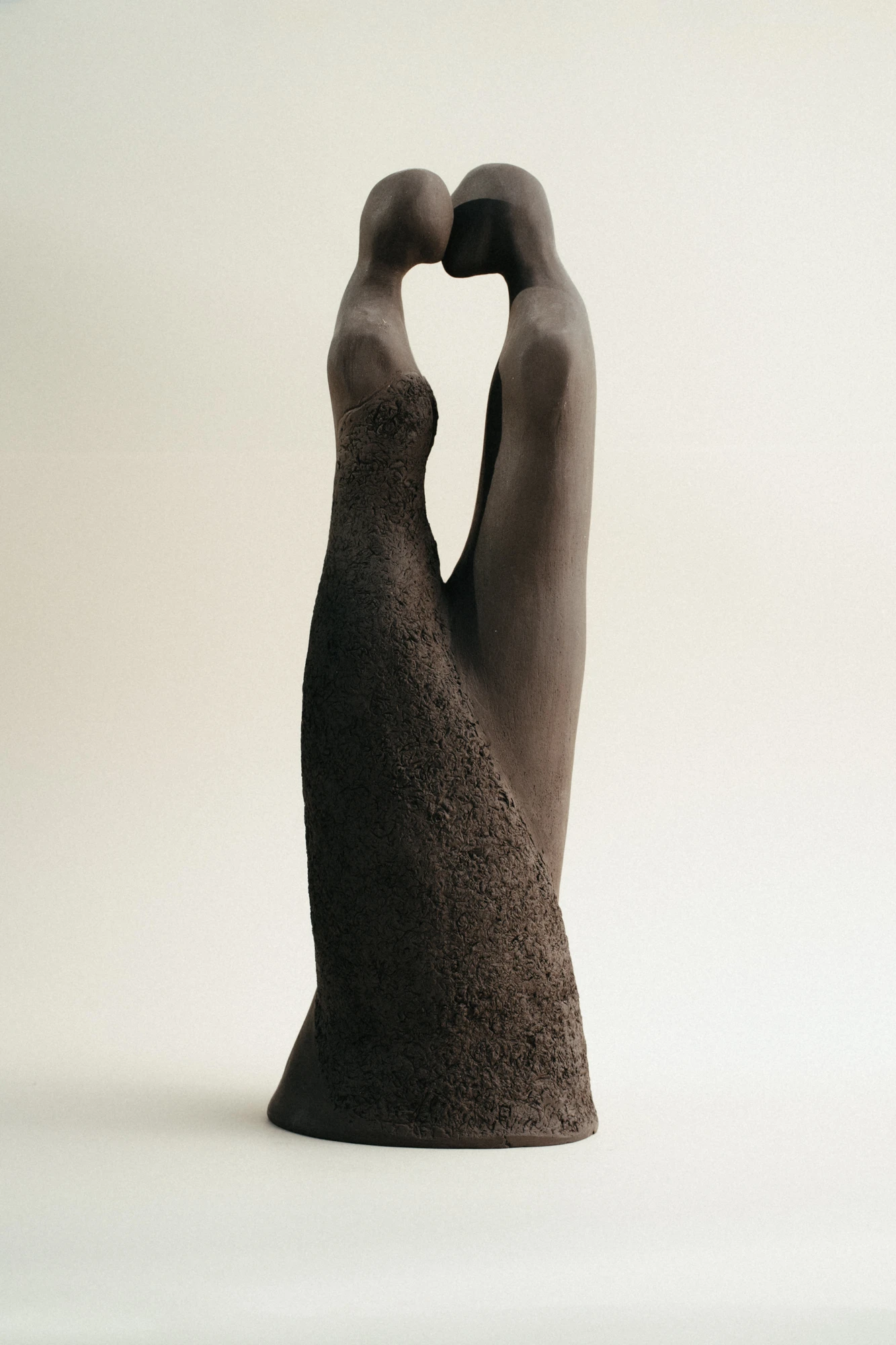 Momento íntimo capturado en arcilla donde dos figuras se encuentran en un beso. La pieza transmite pasión, conexión y la belleza del amor compartido.