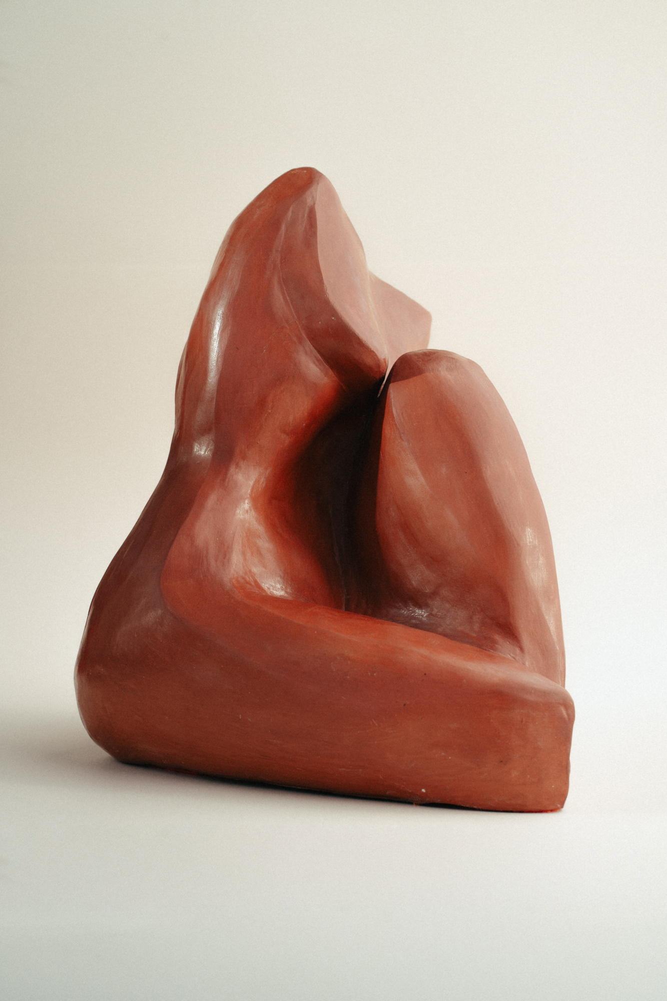 Busto con acabado en arcilla natural que preserva la textura y calidez del material. Las marcas del modelado aportan autenticidad y carácter único a la pieza.