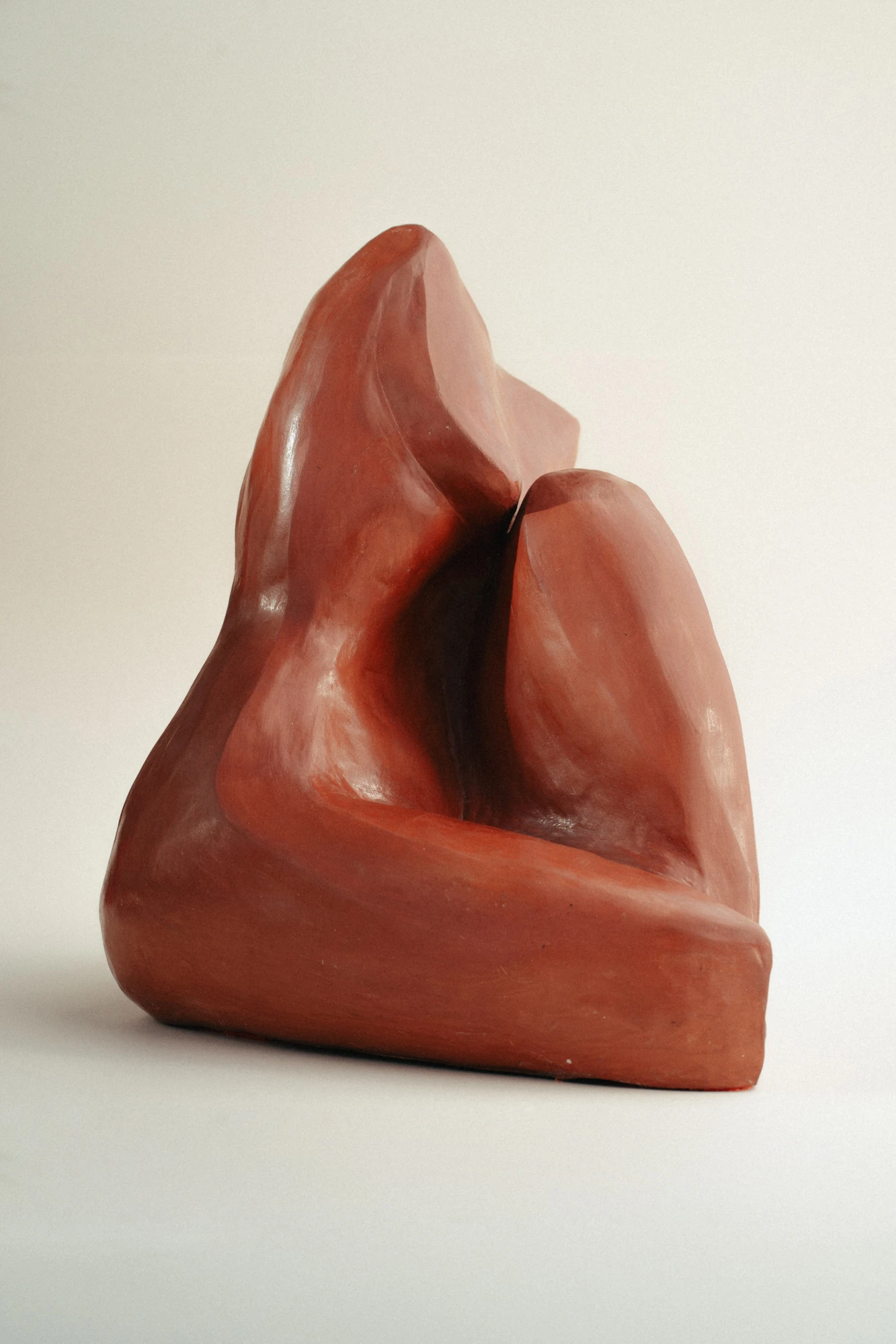 Busto con acabado en arcilla natural que preserva la textura y calidez del material. Las marcas del modelado aportan autenticidad y carácter único a la pieza.