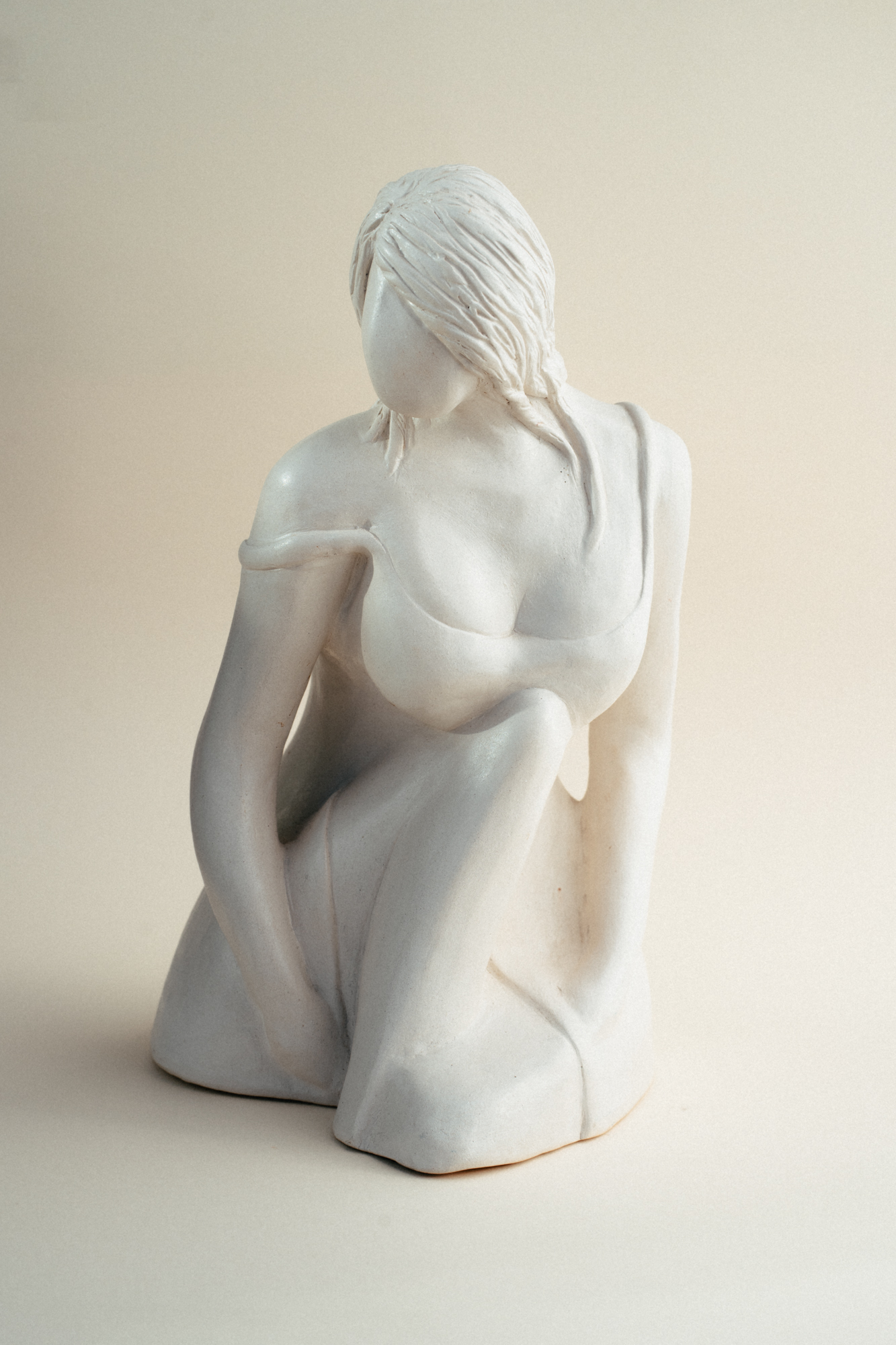 Busto con acabado blanco puro que evoca la pureza de las esculturas clásicas. El color neutro resalta las formas y los detalles del rostro.