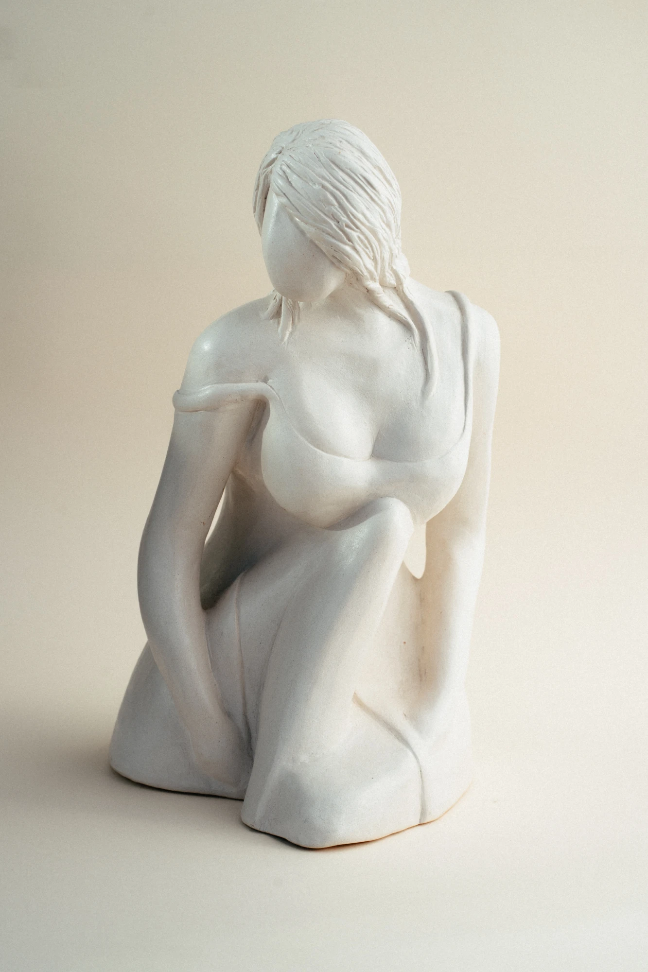 Busto con acabado blanco puro que evoca la pureza de las esculturas clásicas. El color neutro resalta las formas y los detalles del rostro.