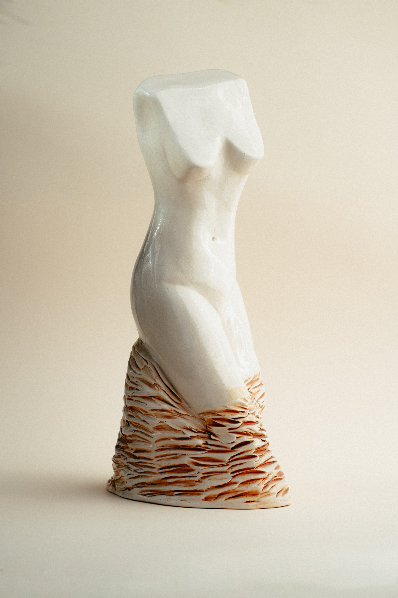 Busto de líneas alargadas y estilizadas que enfatiza la elegancia y verticalidad. La esbeltez de la forma aporta sofisticación y presencia visual.