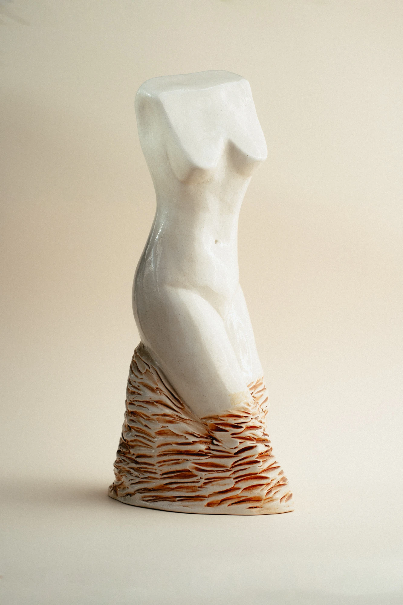 Busto de líneas alargadas y estilizadas que enfatiza la elegancia y verticalidad. La esbeltez de la forma aporta sofisticación y presencia visual.