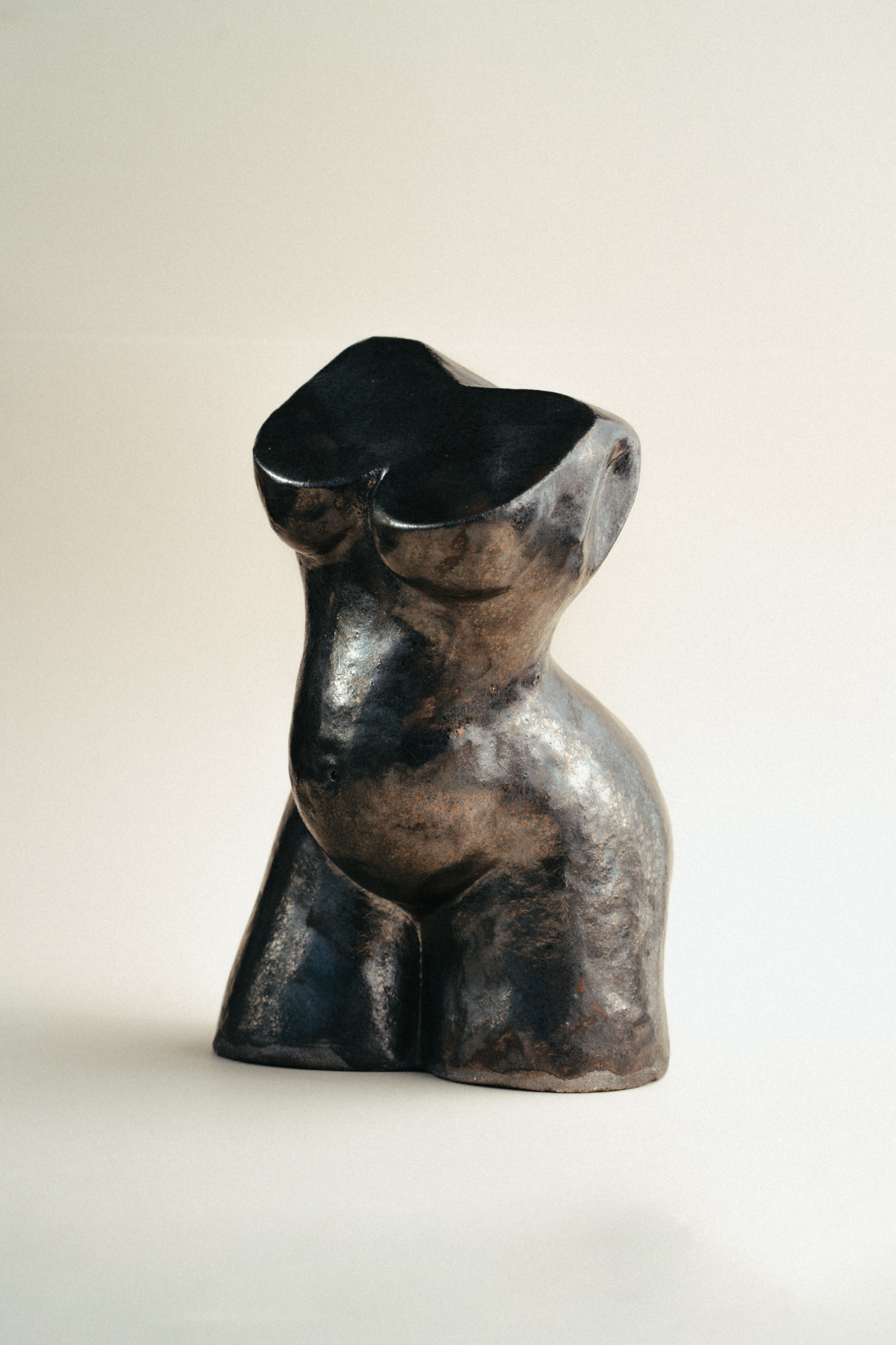 Busto de mujer embarazada que celebra la belleza de la gestación y la vida en formación. Una oda a la fuerza femenina y la creación de vida.