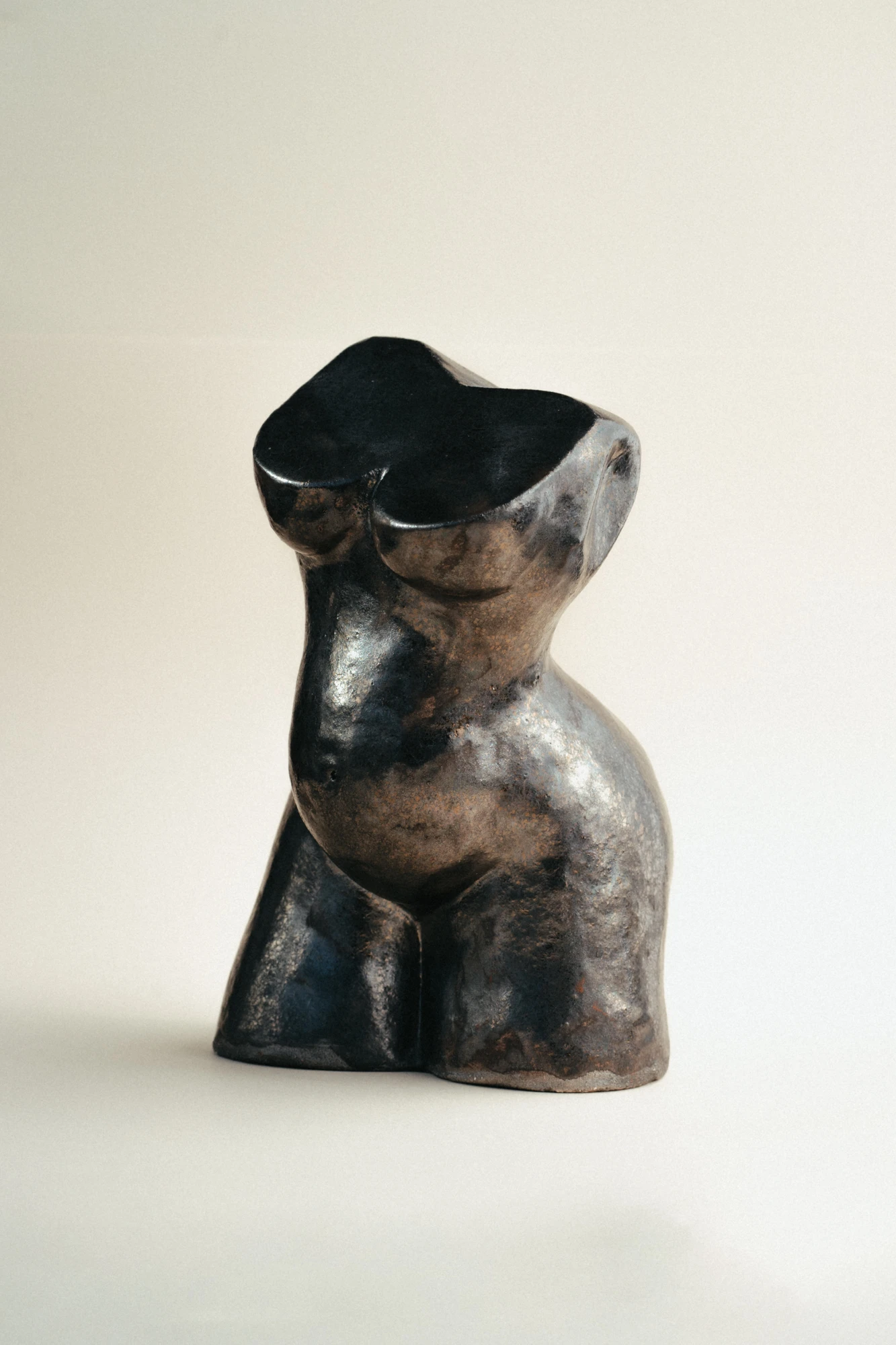 Busto de mujer embarazada que celebra la belleza de la gestación y la vida en formación. Una oda a la fuerza femenina y la creación de vida.