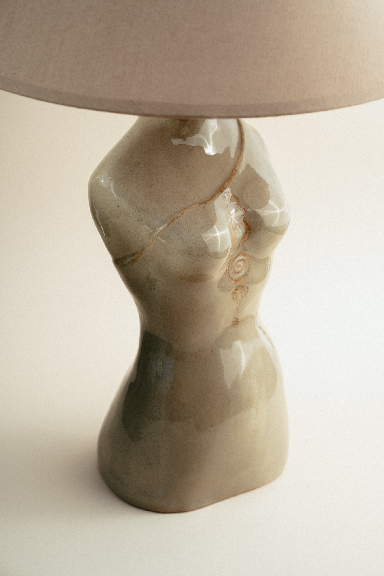 Escultura funcional que fusiona arte y utilidad. Busto diseñado para incorporar iluminación, creando un juego de luces y sombras que realza las expresiones.