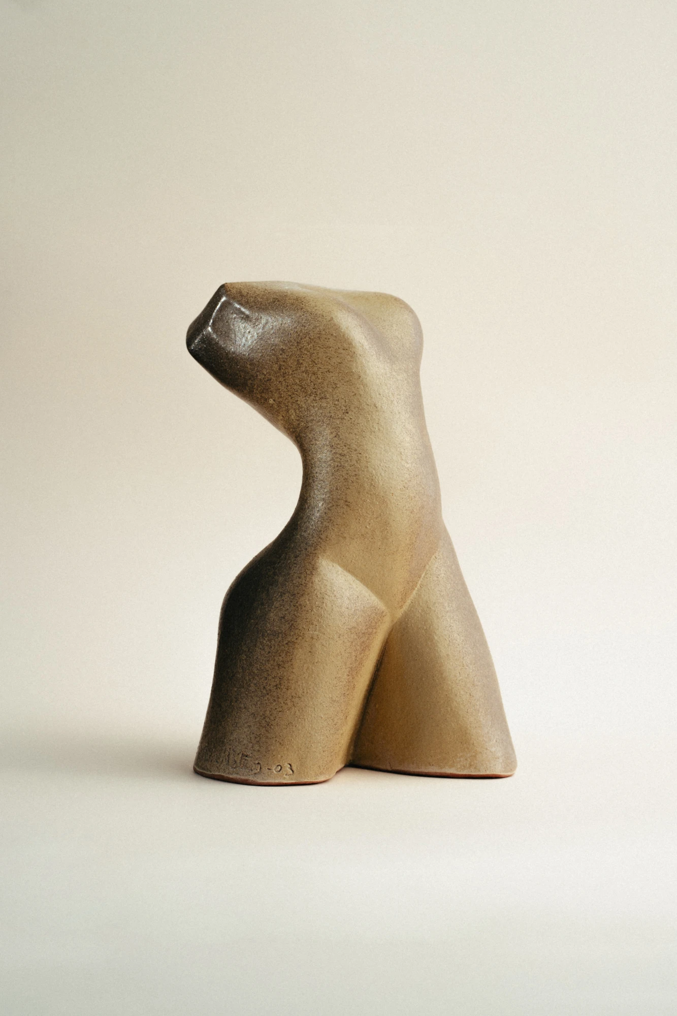 Escultura de busto humano finamente detallada con acabado marrón tierra.Trabajada a mano.