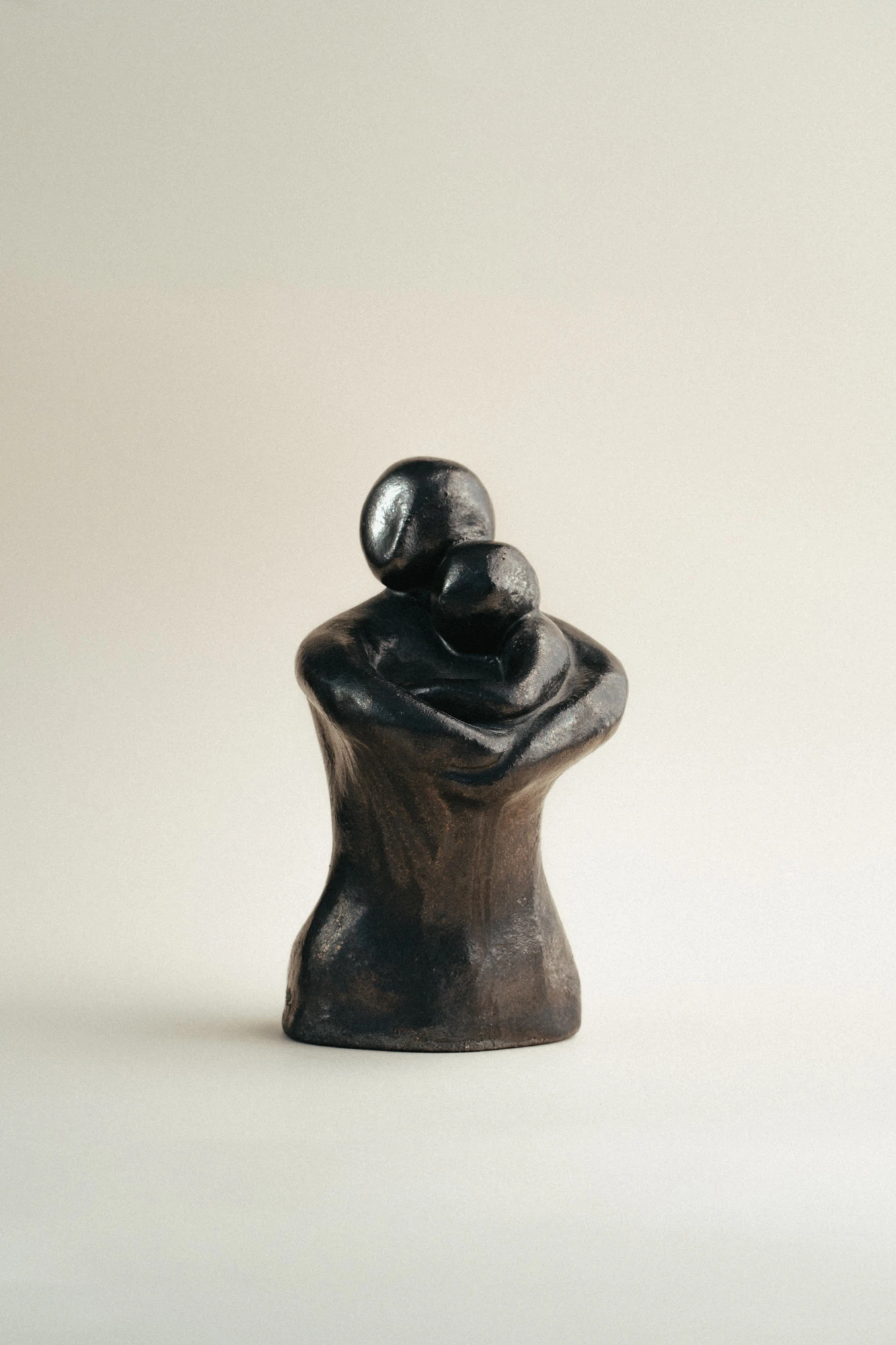 Representación conmovedora del vínculo maternal, donde la madre protege y acoge al hijo en sus brazos. Una pieza que celebra el amor incondicional y la ternura.