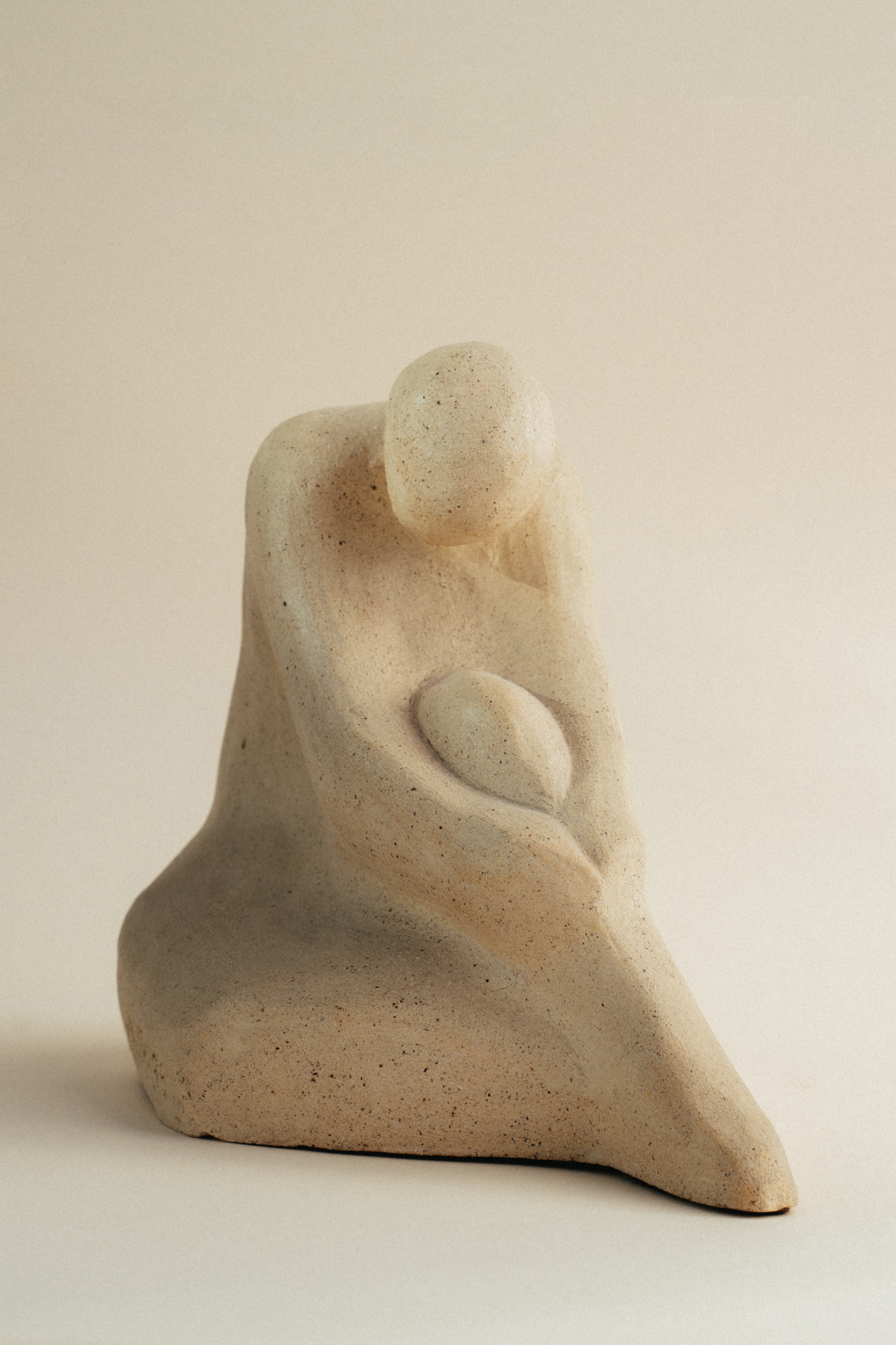 Figura humana en posición sentada que transmite serenidad.