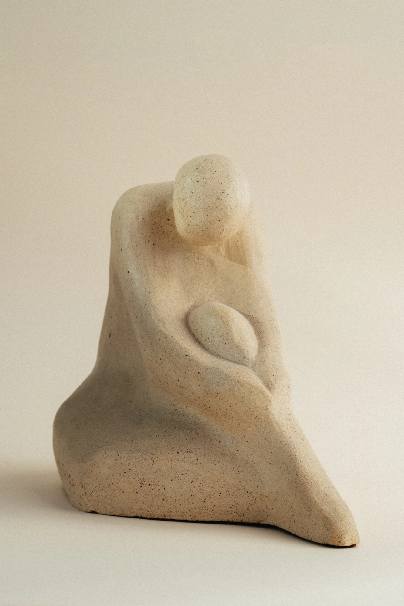 Figura humana en posición sentada que transmite serenidad.