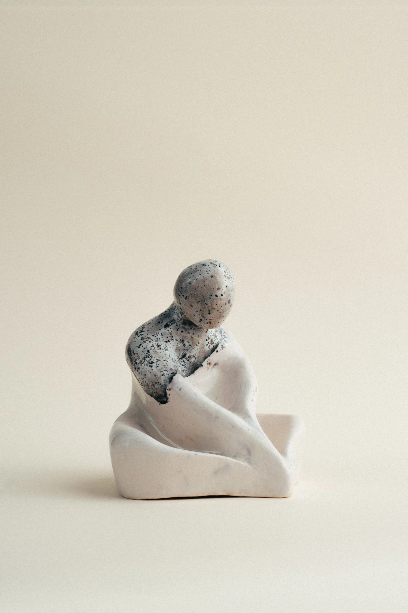 Pieza de pequeño formato que representa una figura en reposo, ideal para espacios íntimos. Su escala reducida concentra la expresividad en cada detalle.